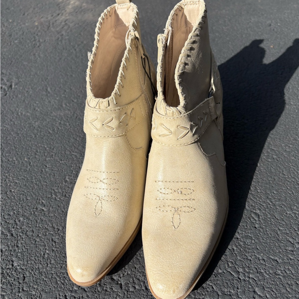 New with tags Frye Women's Cream Ankle Booties. Size 7.5 wide - Picture 2 of 8